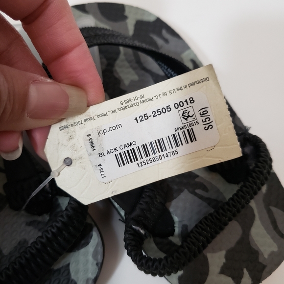 5/$15 S(5/6) Arizona Jean Company Black Gray Camo Print Slippers Flip Flops - Picture 5 of 5